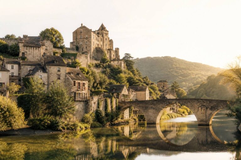De Belcastel à Najac : un voyage enchanteur à travers les gorges pittoresques de l&rsquo;Aveyron en trois étapes