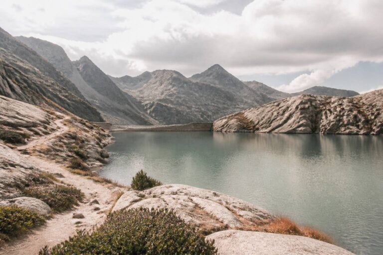 Aventure pédestre au départ du lac des Bouillouses : explorez les sentiers incontournables