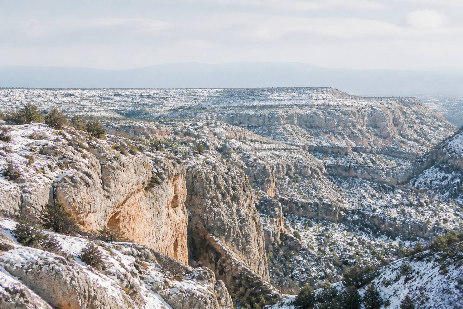 Panorama hivernal du Sud avec falaises calcaires sous la neige